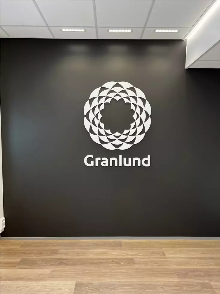 Muotoonleikattu logo - Sisäopastetaulut - 105037 - 1